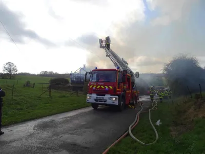 Ardennes - Un feu débute le long d'une route départementale dans...