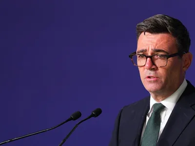 Royaume-Uni : Andy Burnham ouvre le débat sur un possible retour à...