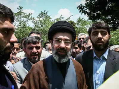  Iran : Mojtaba Khamenei, pressenti pour succéder à son père comme...