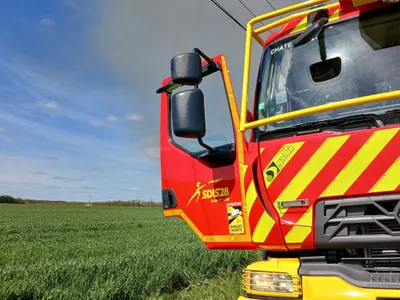 Un feu de broussailles se propage à un sous-bois