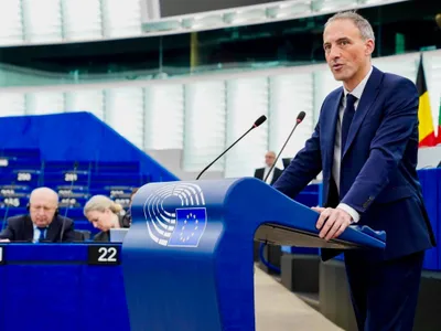 Raphaël Glucksmann à la rencontre des villes sous-préfectures