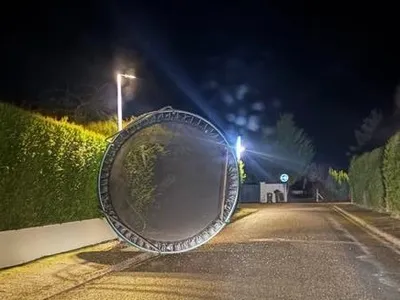 Arbres, poubelles ou trampoline sur les routes