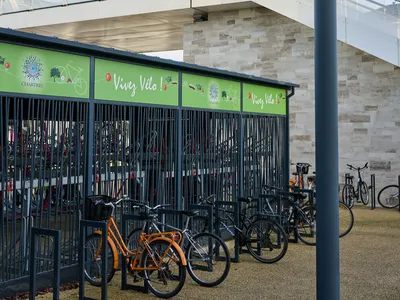 Des vélos à l'abris au pole gare