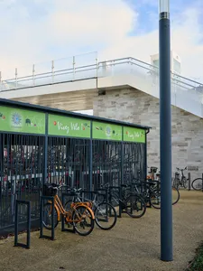 Des vélos à l'abris au pole gare