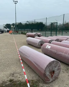 Trois terrains en terre synthétique