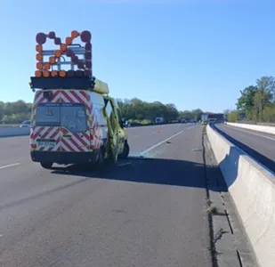 Deux fourgons Vinci Autoroutes percutés en l’espace d’une heure sur...