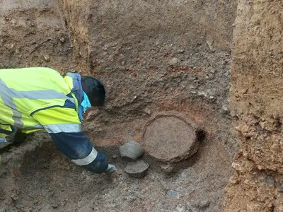 Une poêle en métal millénaire retrouvée près de Châteaudun