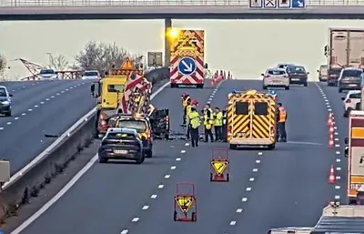 Un véhicule d'intervention percuté sur l'A10