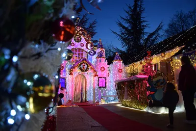 🔊 Pour Noël, il recouvre sa maison avec 80 000 ampoules leds.