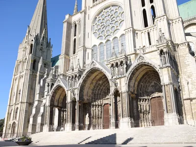Un homme en urgence relative après un incident à la Cathédrale