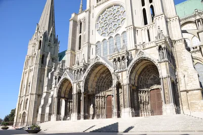 Un homme en urgence relative après un incident à la Cathédrale