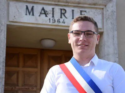 🔊 À 19 ans, il décroche l’écharpe : le « plus jeune maire de...