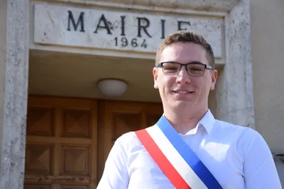 🔊 À 19 ans, il décroche l’écharpe : le « plus jeune maire de...