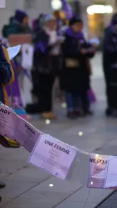 Une centaine de personnes contre les féminicides