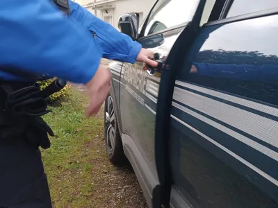 Des cambrioleurs pris en flagrant délit prennent la fuite