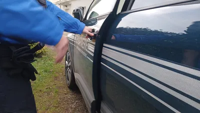 Des cambrioleurs pris en flagrant délit prennent la fuite