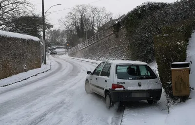  Très fort regel des chaussées enneigées ou humides
