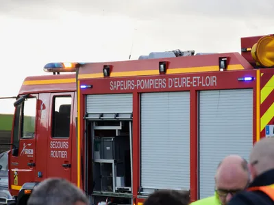 Une voiture encastrée dans un poteau électrique en béton