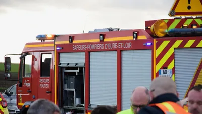 Une voiture encastrée dans un poteau électrique en béton
