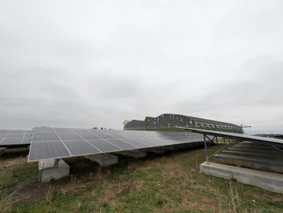 🔊 196 000 panneaux solaires et 100M€ d'investissement : la géante...