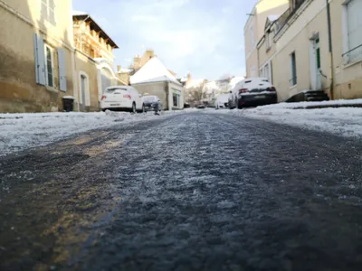 Brouillard dense et pluies verglaçantes