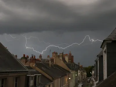 La foudre embrase une toiture à Mainvilliers