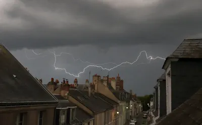 La foudre embrase une toiture à Mainvilliers