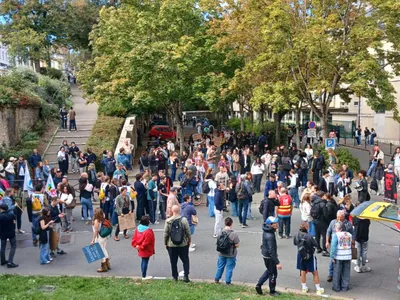 🔊 Les lycéens en colère ont défilé dans le calme et avec leurs...