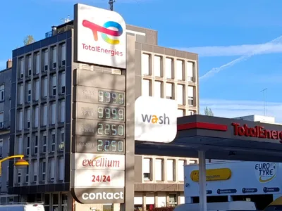 "Le Gouvernement y veillera": une baisse des prix du carburant...