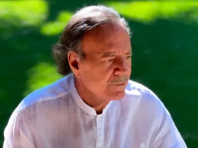 Julio Iglesias nie fermement des accusations d’agressions sexuelles