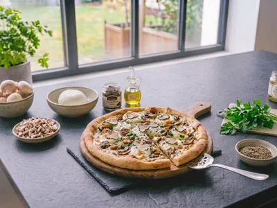 Pizza maison à la truffe et aux champignons