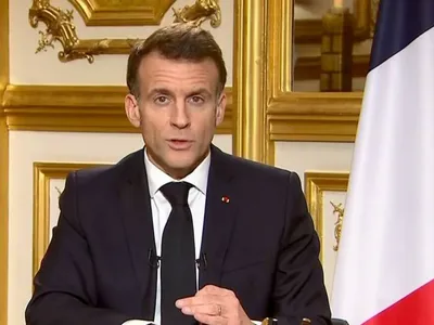 Emmanuel Macron ordonne le déploiement du porte-avions...