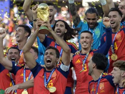 L'Espagne sacrée championne du monde, Zidane attendu chez les Bleus