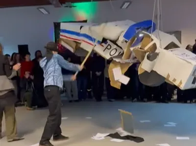 Mulhouse : des étudiants détruisent une voiture de police en piñata...