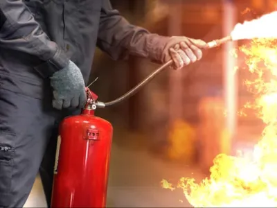 Un spectaculaire incendie ravage une scierie près de Mulhouse