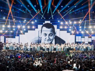 Santa signe l’hymne des Enfoirés pour les Restos du Cœur