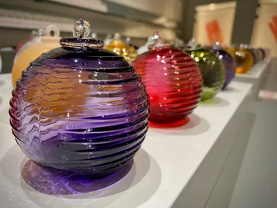Une boule de Noël antidérapante : le Centre d'art verrier de...