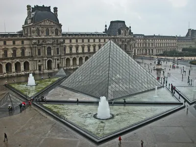 Nouvelle alerte au Louvre : une fuite d’eau endommage des centaines...