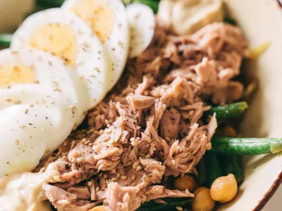 Salade protéinée au thon, œufs, pois chiche et haricots