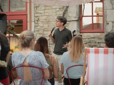 L’humoriste Thiébaud Derozier organise une soirée stand-up en plein...