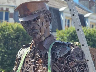 Un soldat de fer de 7 mètres installé à Albert pour les 110 ans de...