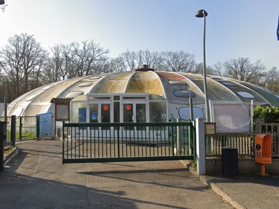 Des familles des Mureaux dénoncent la fermeture de la piscine en...