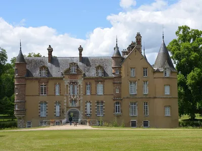 Un vide-grenier au château de Lorrez-le-Bocage