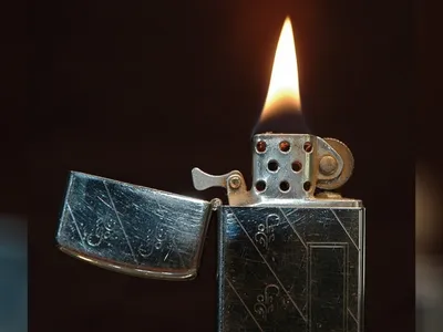 Un locataire quitte son appartement après y avoir mis le feu à...