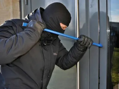 Jouy-en-Josas : un homme agressé en pleine nuit chez lui pour des...