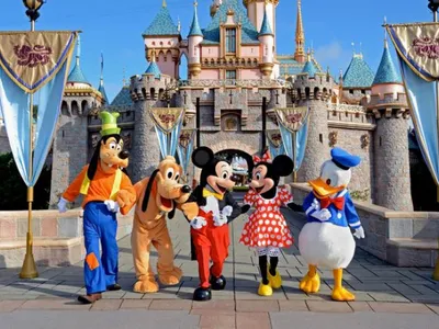 Huit suspects jugés pour une vaste fraude aux billets à Disneyland...