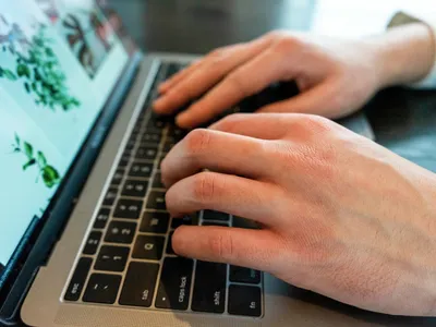 Il gardait des enfants et possédait des milliers de fichiers...