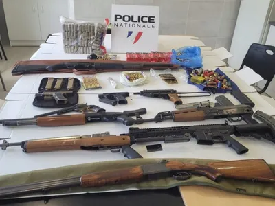 Un vaste trafic d’armes entre la France et la Suisse démantelé dans...