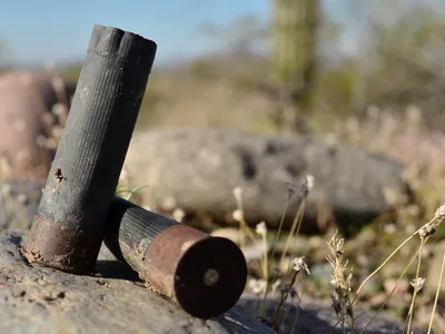 Un homme transporte un obus jusqu’à un commissariat parisien