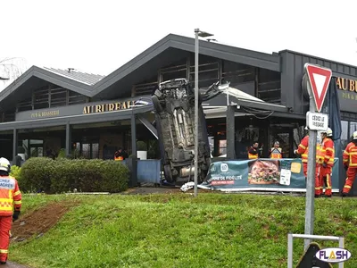 Une voiture finit sa course dans la façade d’un restaurant